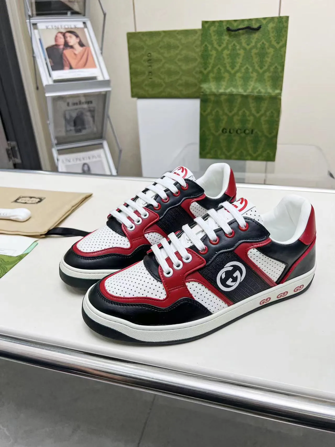 P620 💞💞Gucci G Home’s latest popular sports shoes, couple’s style, casual, retro white shoes 🌸🌸🌸 New popular series. The exquisite and compact interlocking double G logo romantically interprets the aesthetic concept of this series. Made of off-white leather, retro inspiration is cleverly blended into the sneaker design to reinterpret the brand logo. Exquisitely packaged at the delivery counter 🛍📦 ▪️Fabric: Original custom-made imported first-layer cowhide leather ▪️Lining: Original custom-made imported cowhide lining ▪️Outsole: Original molded two-color TPU outsole ▪️Size: Women's 35-40 / Men's 39-45